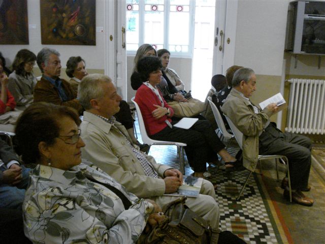 Alicia Amat asistió al evento, al fondo Manuel Márquez hojeando Lundú. Alicia Amat asistió al evento, al fondo Manuel Márquez hojeando Lundú.